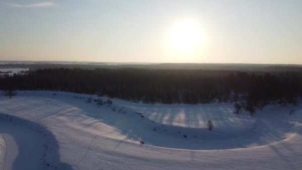 Ovanifrån Snötäckta Fält Och Skog Kvadrokopterskjutning Vid Solnedgången — Stockvideo