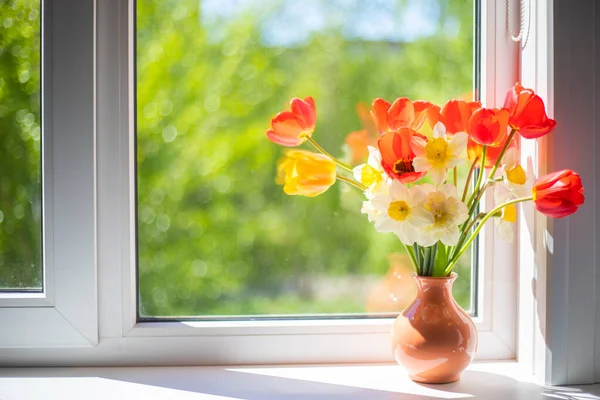 Brillantes Flores Rojas Blancas Amarillas Jarrón Sobre Alféizar Ventana Blanco — Foto de Stock