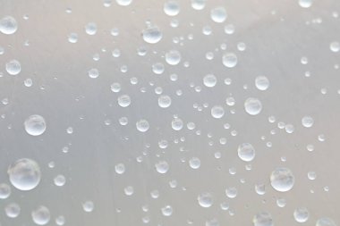 Gri arkaplandaki su damlalarından oluşan arkaplan tasarımı