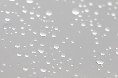 Gri arkaplandaki su damlalarından oluşan arkaplan tasarımı