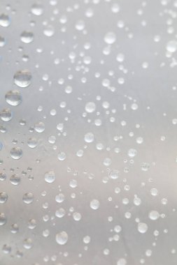 Gri arkaplandaki su damlalarından oluşan arkaplan tasarımı