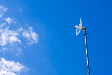 Mavi gökyüzü eve için beyaz parabolik kılavuz anten