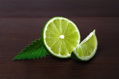 Ahşap arka plan üzerinde izole taze dilimlenmiş limon meyve