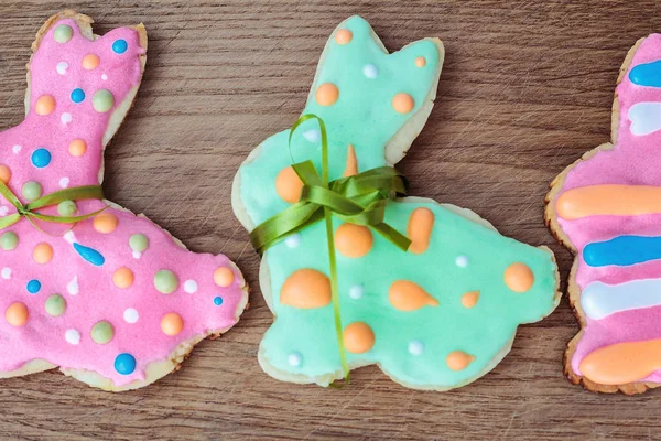 Coelho de Páscoa decorado em forma de biscoitos de gengibre — Fotografia de Stock