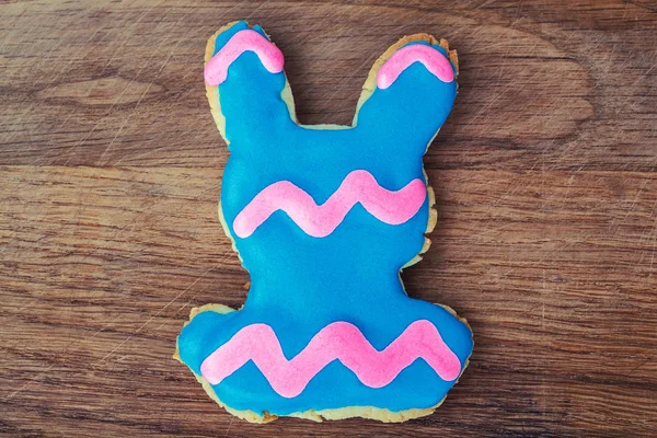 Conejo de Pascua decorado galletas de jengibre en forma de conejo — Foto de Stock