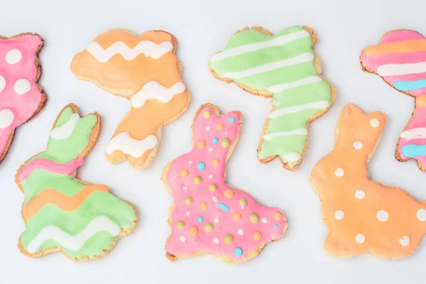 Coelho de Páscoa decorado em forma de biscoitos de gengibre — Fotografia de Stock