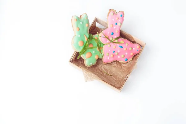 Coelho de Páscoa decorado em forma de biscoitos de gengibre — Fotografia de Stock