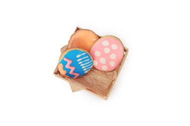 Paskalya yortusu yumurta beyaz izole gingerbread çerezleri şeklinde dekore edilmiş