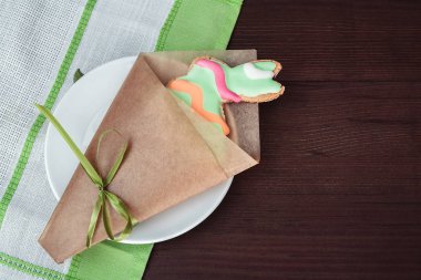 Paskalya tavşan tavşan gingerbread çerezleri ahşap arka plan üzerinde şeklinde dekore edilmiş