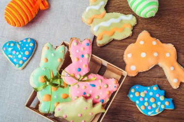 Paskalya tavşan tavşan gingerbread çerezleri ahşap arka plan üzerinde şeklinde dekore edilmiş