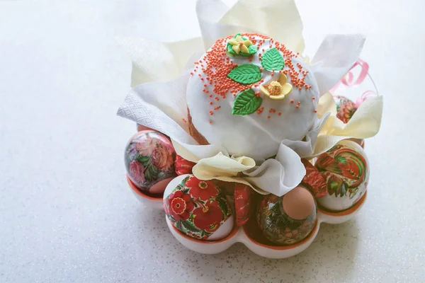 Bolo de Páscoa feliz decorado e ovos pintados, close-up — Fotografia de Stock