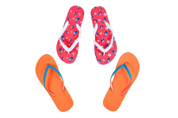 Rött och Orange Flip Flops isolerad på vit bakgrund. Ovanifrån — Stockfoto