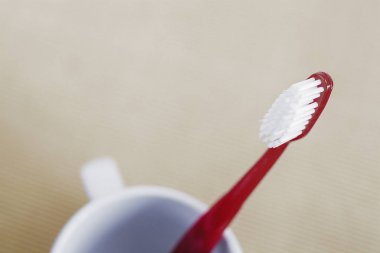 Yakın çekim cam kavram diş kırmızı plastik diş fırçası