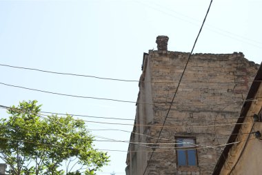 Mavi gökyüzü arka planda harap konut