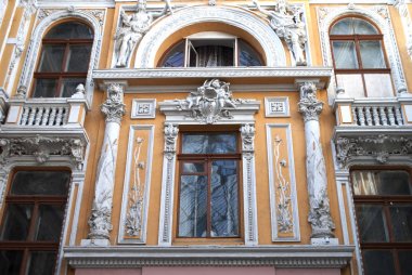 Eski bir binanın cephesi