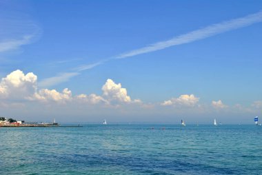 Mavi gökyüzünde güzel beyaz bulutlar 