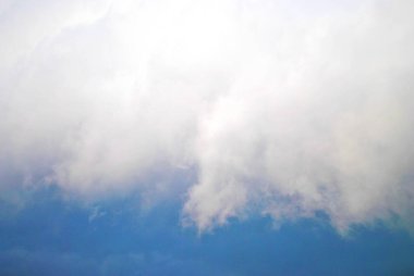 Beyaz kabarık bulutlar 