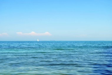 Turkuaz denizde yüzen Yelkenli 