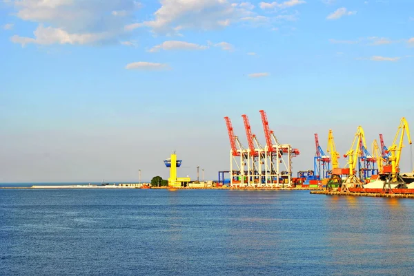 Port styckegodskranar och behållare — Stockfoto