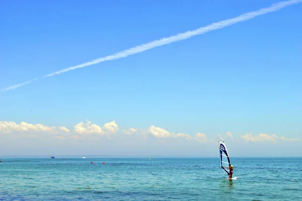 Windsurfer σε όμορφη θέα στη θάλασσα — Φωτογραφία Αρχείου