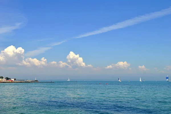 Mavi gökyüzünde güzel beyaz bulutlar 