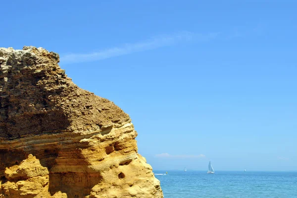 denizde yüzen tekne 