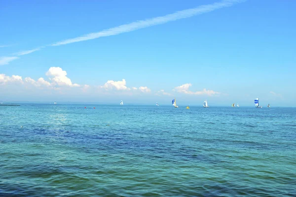 Veleiros flutuando no mar azul-turquesa — Fotografia de Stock