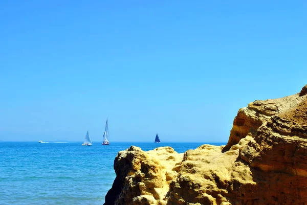 denizde yüzen tekne 