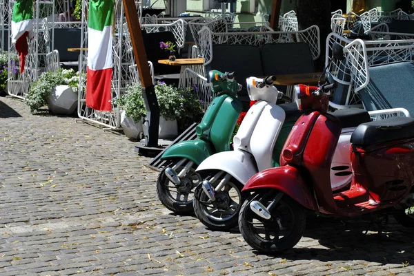 Retro scooter på gata i trottoaren — Stockfoto