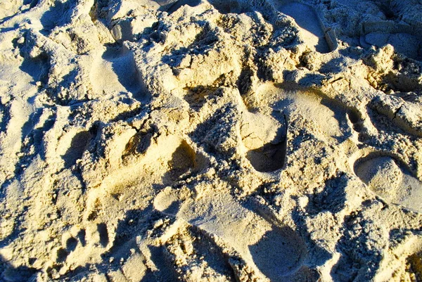 Stampe di scarpe su spiaggia sabbiosa — Foto Stock