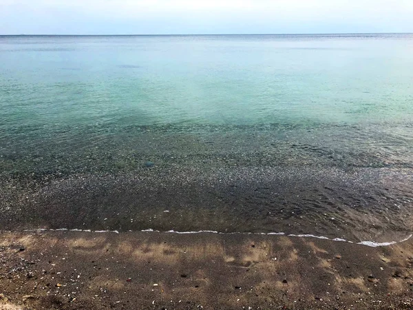 Havsvågor på sandstrand — Stockfoto