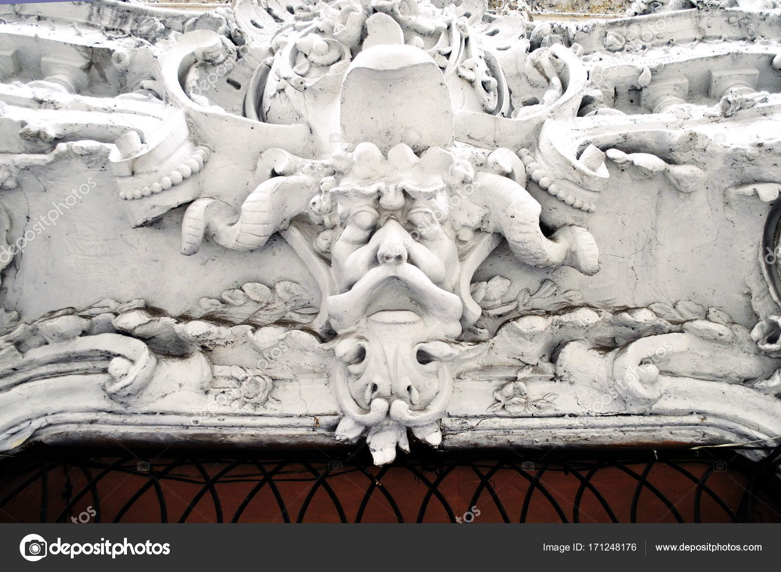 Gypsum sculpture on facade Stock Photo by ©maxbax 171248176