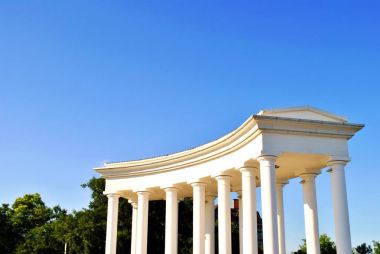 Antik beyaz colonnade 