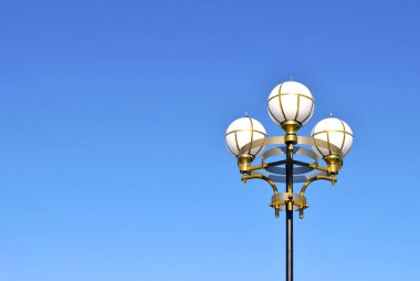Şehir lamba mavi gökyüzü karşı