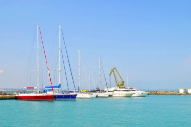 dock üzerindeki renkli yatlar