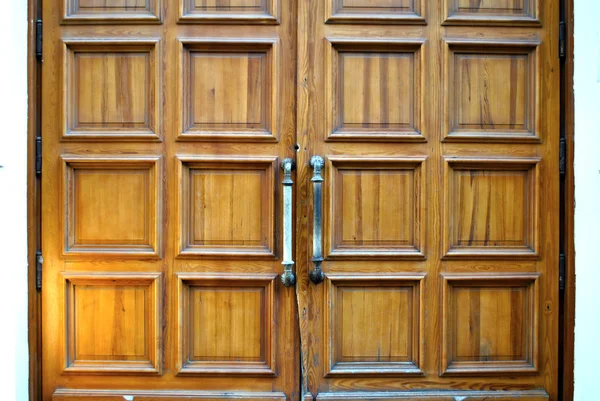 Wejście z brązowe drzwi drewniane — Zdjęcie stockowe