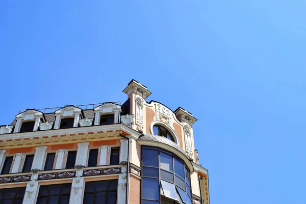 Canto do edifício com janelas — Fotografia de Stock