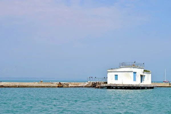 Casa branca no molhe do mar — Fotografia de Stock