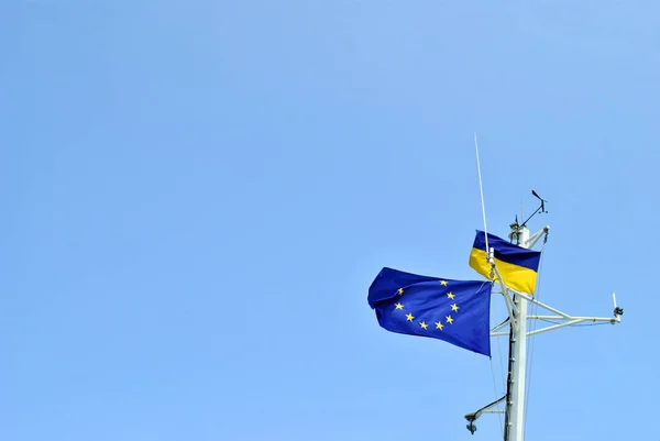 Flaggor av Europeiska unionen och Ukraina — Stockfoto