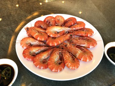 Beyaz bir plaka üzerinde büyük karides