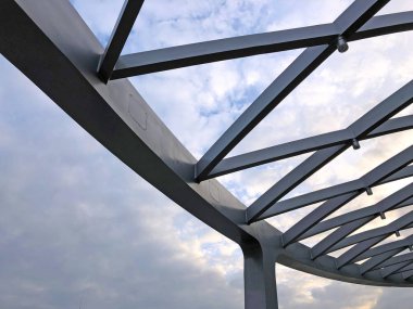 Gökyüzü arka plan üzerinde metal konstrüksiyon