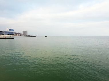 Gündüz güzel sakin denizde