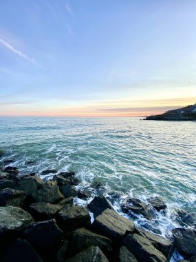 Deniz taştan sahil günbatımı