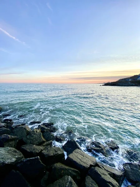 Moře Kamennou Pláží Západ Slunce — Stock fotografie