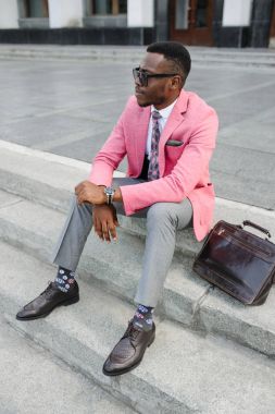 Yakışıklı moda Afro-Amerikan adam yeni trendy bir görünüm üzerinde poz. 