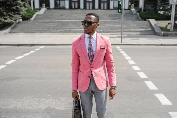 Yakışıklı moda Afro-Amerikan adam yeni trendy bir görünüm üzerinde poz. 