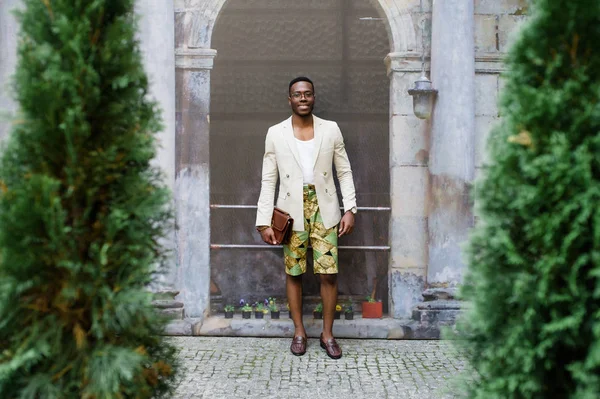 Yakışıklı moda Afro-Amerikan adam yeni trendy bir görünüm üzerinde poz. 