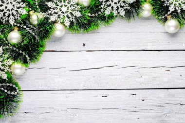Xmas tinsel beyaz tahtalar arka plan üzerinde