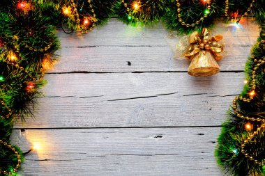 Xmas tinsel beyaz tahtalar arka plan üzerinde