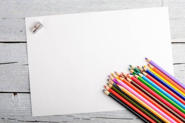 Beyaz eski ahşap arka plan üzerinde renkli kalemler. Üstten Görünüm.